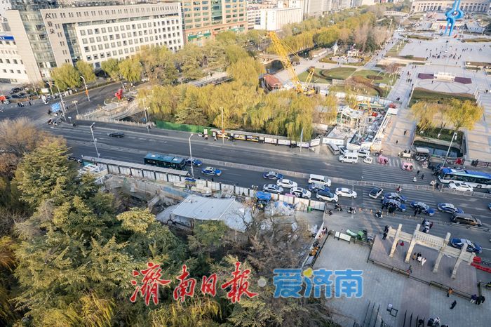 泉城广场过街地下通道地面亭雏形初现