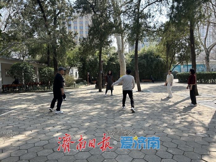 赏花健身淘旧书 济南中山公园解锁春日休闲新方式