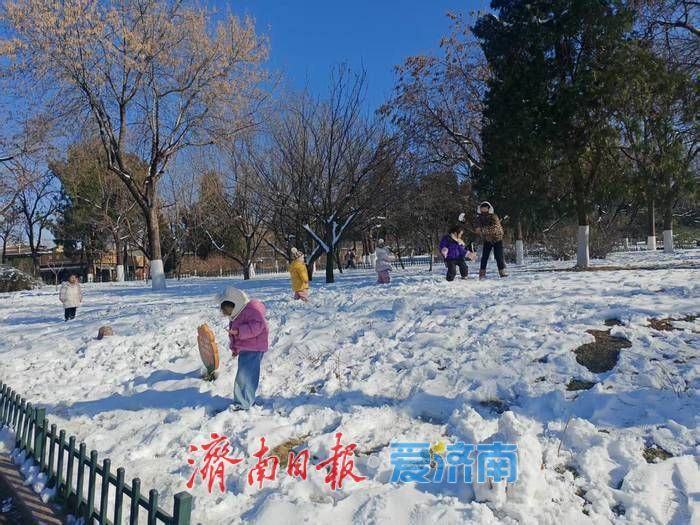 银装素裹 笑语满园——雪后济南动物园变身童趣天地