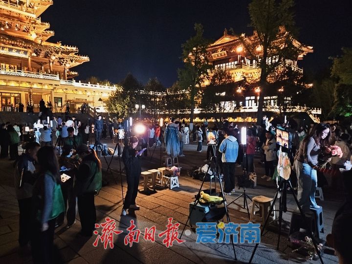 一年四季 泉在济南丨超然楼人气持续火爆 摄影商机悄然兴起 文旅新业态点亮泉城夜经济