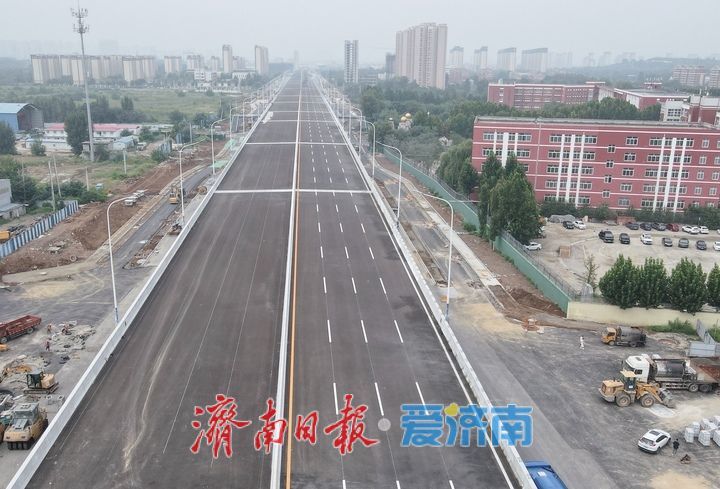 工业北路快速路东延项目 高架段开始施划交通标识线