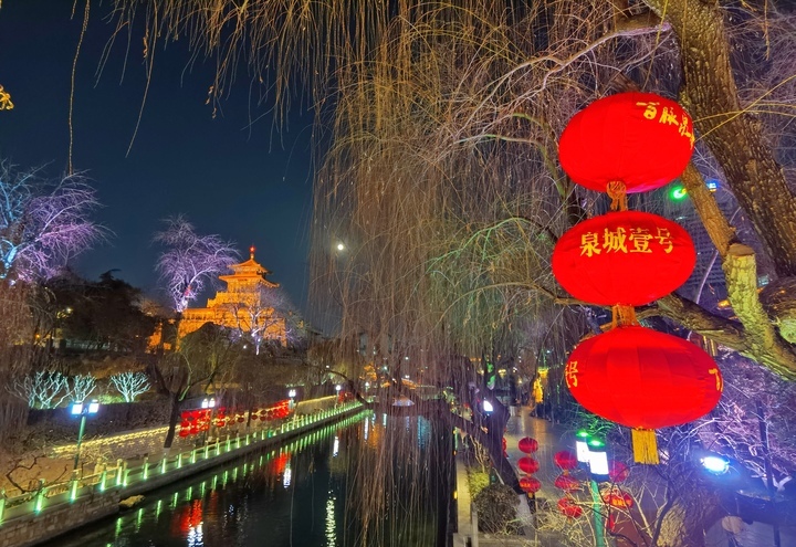 大红灯笼高高挂，浓浓年味扑面来