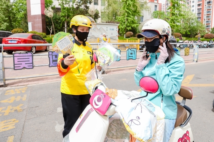 一批外卖骑手，在济南获得“等灯等灯奖”