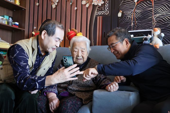 白岩松点赞“热血家庭”：三十六年从未间断一家四口挽臂成林