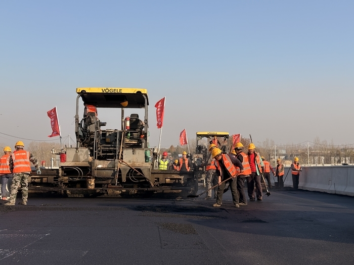 新进展！济南工业北东延项目大正路桥梁段开始进行沥青摊铺