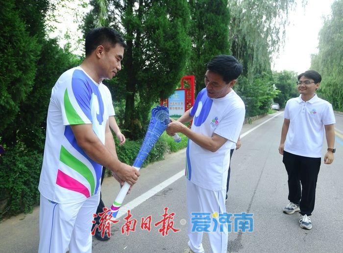 泉源之光 跃动泉城 2025济南国际泉水节“泉炬”传递首站南山启程