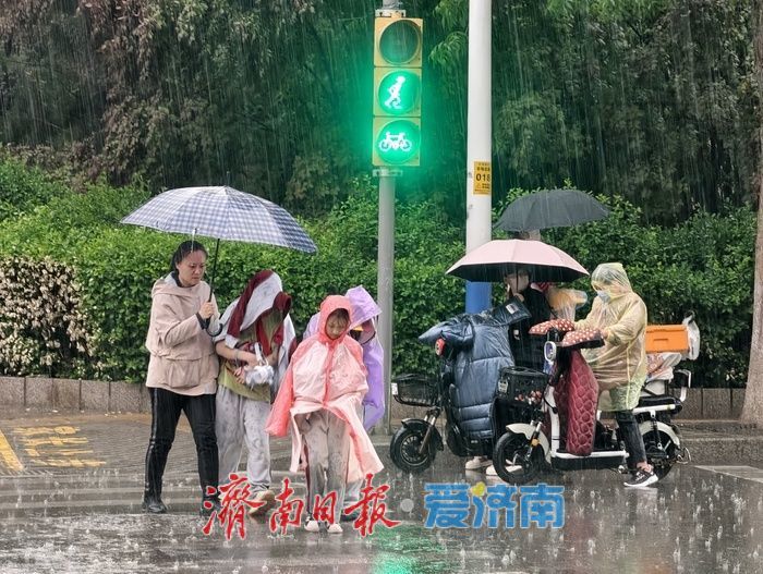 济南午后急雨“突袭”，市民出行措手不及