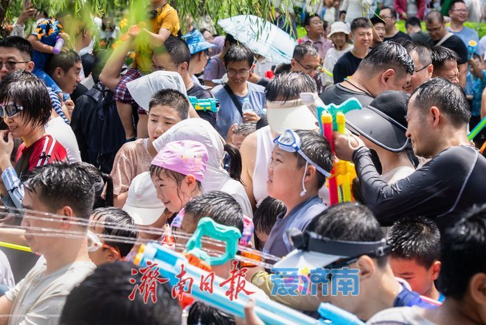 泼水吧！五龙潭的“大胡子叔叔”
