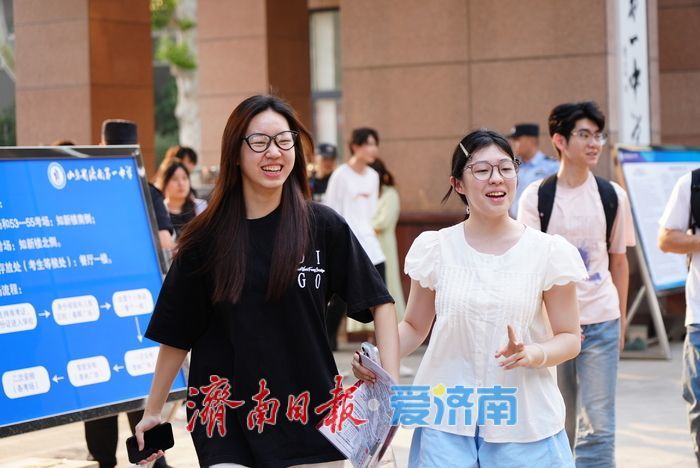 你走出考场的样子，是父母镜头里最珍贵的风景