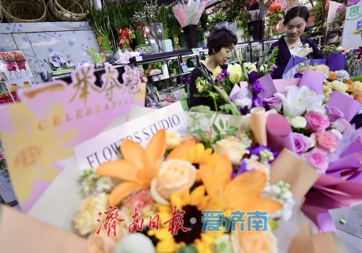 济南花卉市场毕业季鲜花热销，向日葵成“爆款”