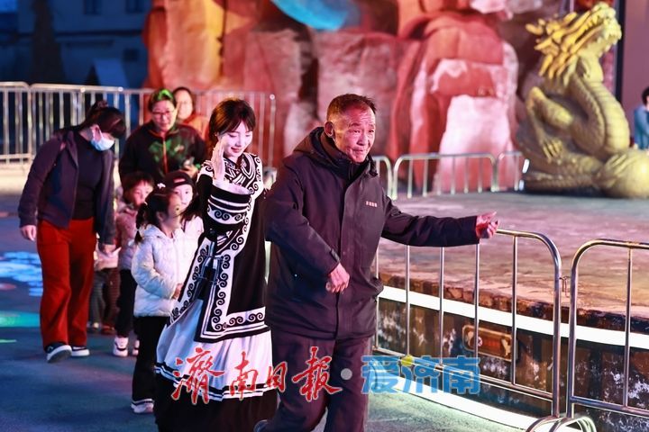 大河欢歌情满岸 市民同乐夜未央