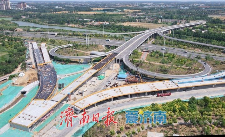 济南黄岗路穿黄隧道黄河北岸连接线新建箱梁与龙湖互通立交“牵手”