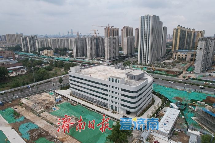 济南凤凰路停车楼整体建成，投用后将缓解周边停车难问题