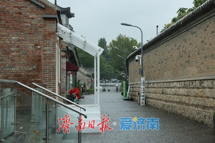 一年四季 泉在济南丨雨中上新街，别有一番韵味