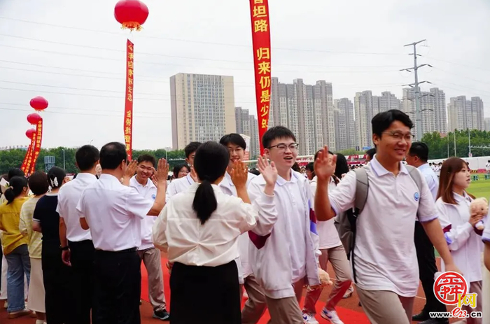 比了个耶，我们就毕业啦！