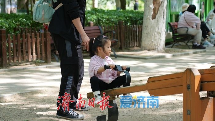 无动力乐园成春日“遛娃”热门选择 在自然中亲子互动