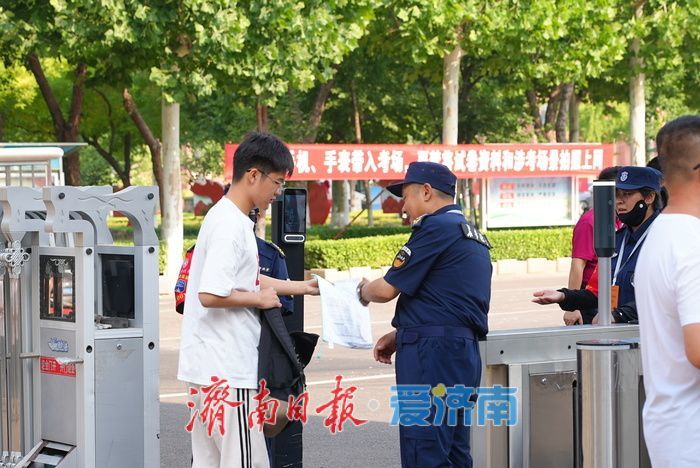 加油，考生们！2025年高考首日开考考生从容赴考