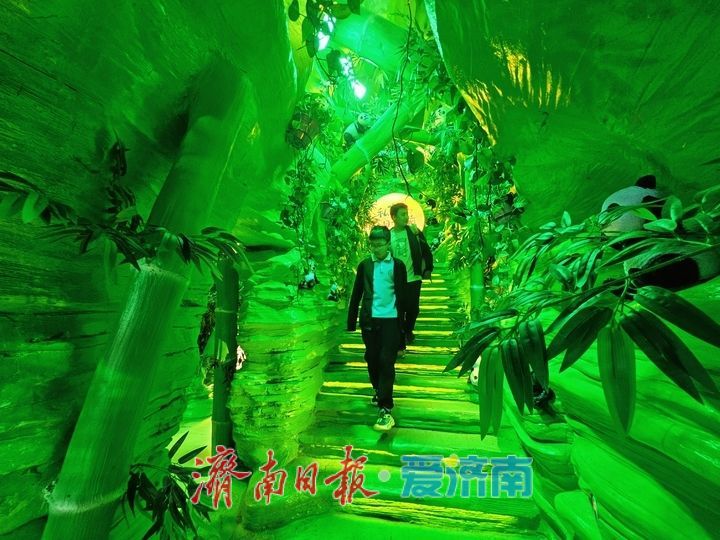 熊猫萌趣亮相芙蓉街 解锁老街打卡新玩法