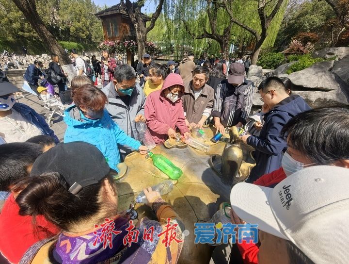 黑虎泉边花与茶，护城河畔换新装