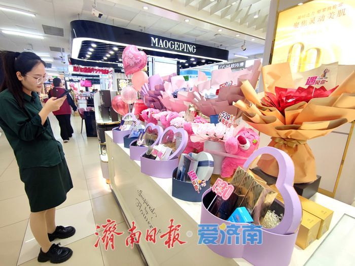 “520” 浪漫氛围拉满！商场现甜蜜打卡点