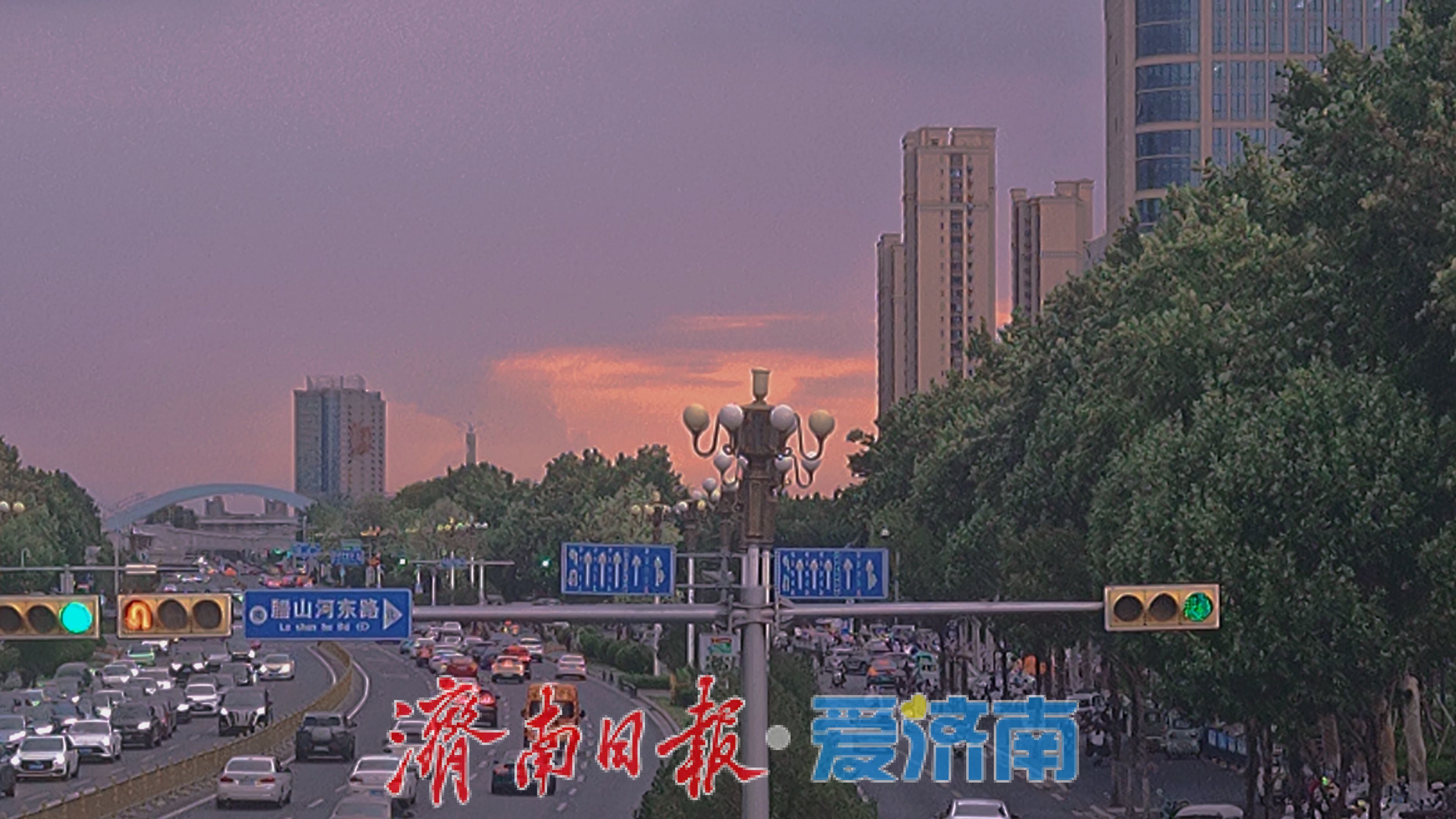 济南天空现“鸳鸯锅”景致