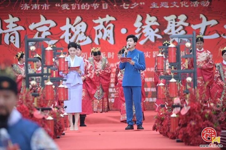 中式浪漫天花板！济南方特举办七夕国风集体婚礼