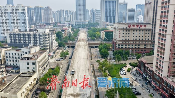 济南纬二路跨铁路天桥改造工程稳步推进 施工现场繁忙有序