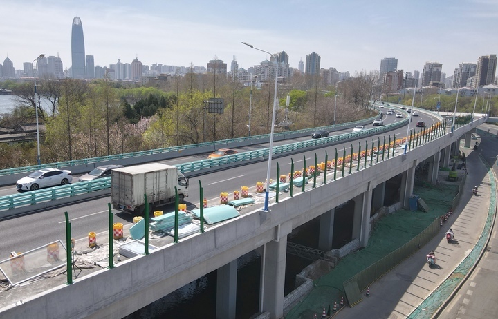 更进一步，济南顺河高架路经一路新建匝道开装隔音声屏障