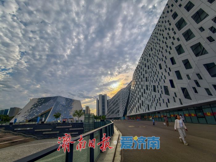 泉城云卷云舒入画来