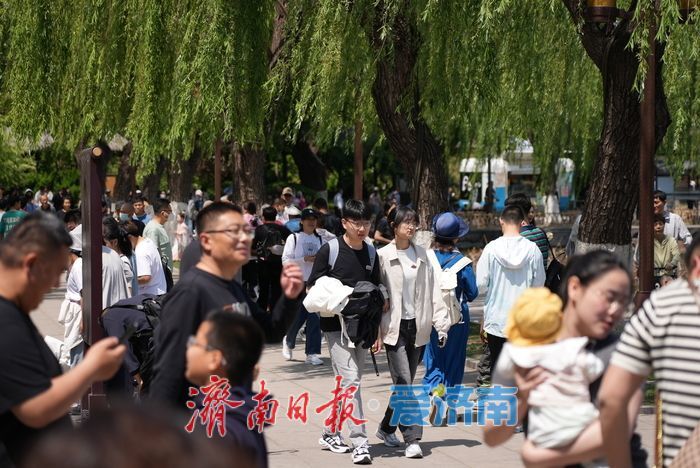 一年四季 泉在济南｜大明湖畔“五一”收官日游人如织