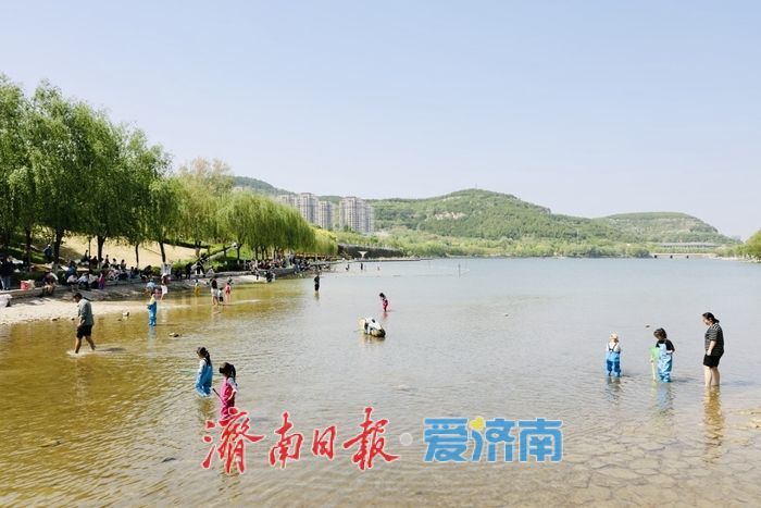 气温升至28℃ 济南市民孟家水库乐享春日时光