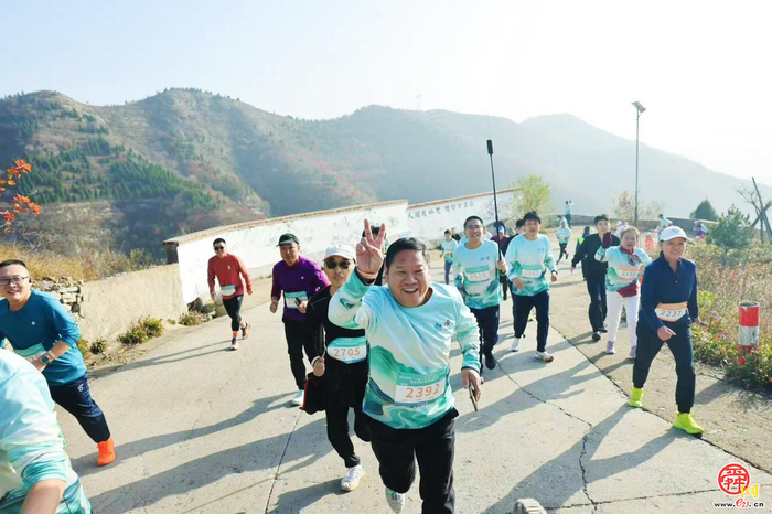 赴红叶之约 享运动之乐 品非遗之美 济南“一城山色·登山打卡”暨垛庄百峪大顶登山嘉年华成功举办
