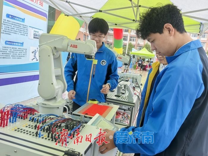他的课堂，机器人“说了算”——济南新“机”遇系列报道之工业机器人教学场景篇