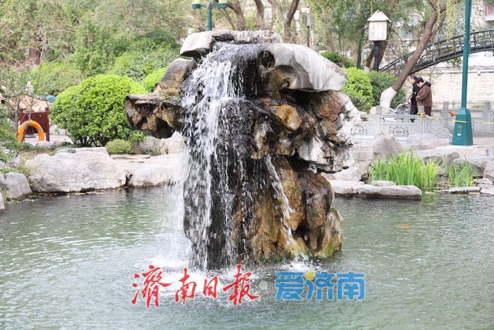 月牙泉持续喷涌200余天“月牙飞瀑” 醉游人