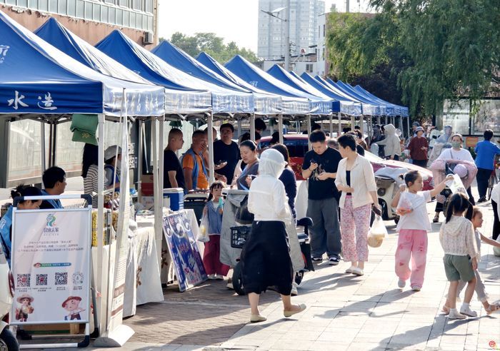 傍晚逛集氛围十足！“泉水人家”市集走进文恒社区恒大帝景 邻里扎堆淘本土好货