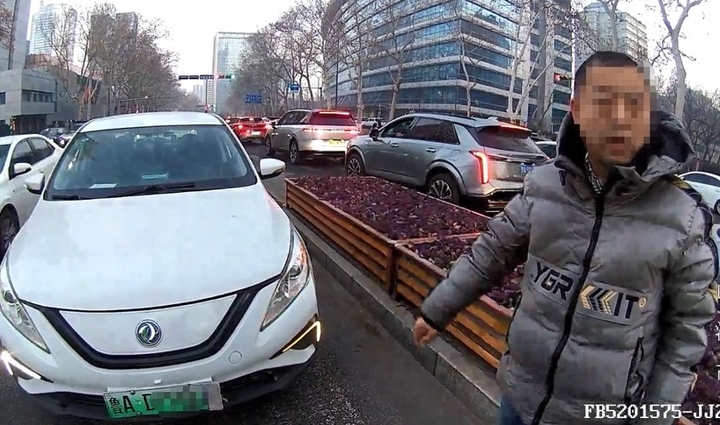 男子拿手套遮挡号牌，被扣9分罚200元