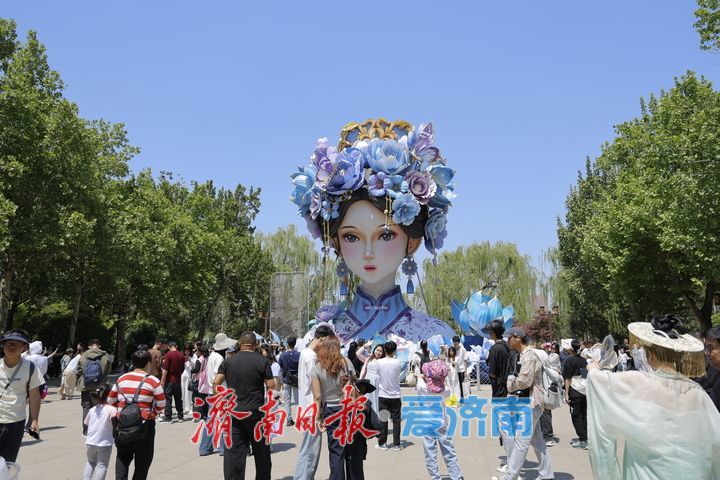 一年四季 泉在济南｜“五一”游大明湖：人潮涌动似春运，初夏盛景别样红