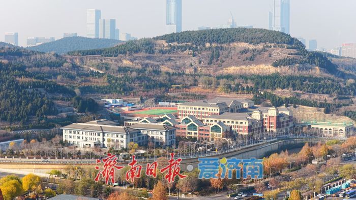 一年四季 泉在济南丨冬日航拍龙鼎学校，光影间的静谧生机