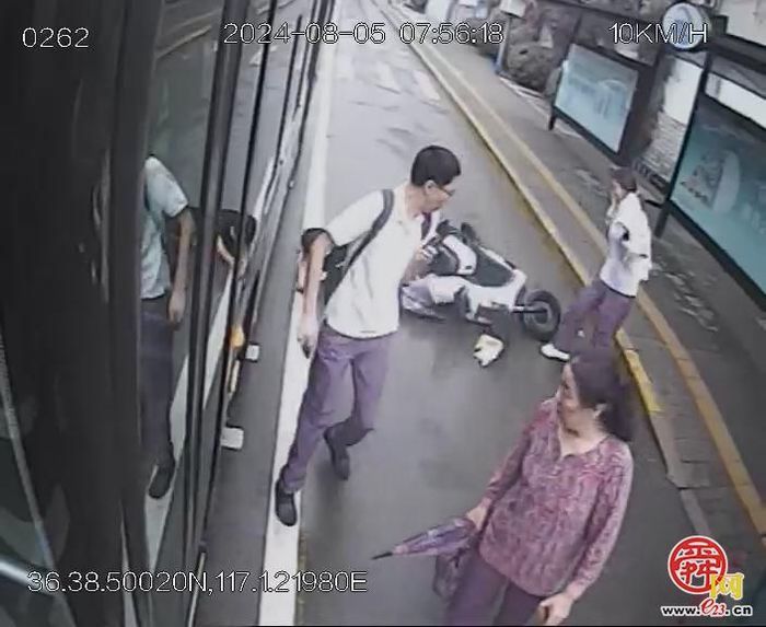 为ta点赞｜市民雨后骑行滑倒 济南公交K85路热心驾驶员及时相助