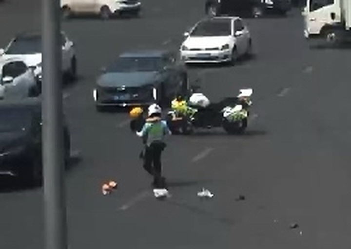 外卖小哥闯红灯被撞  济南交警暖心公主抱撤场