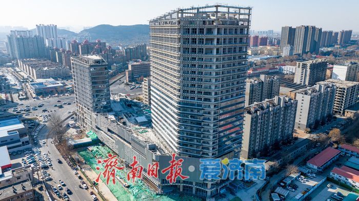 项目强省会｜济南腊山站上盖综合体“披外衣” 玻璃幕墙安装加速，西部新地标轮廓初现