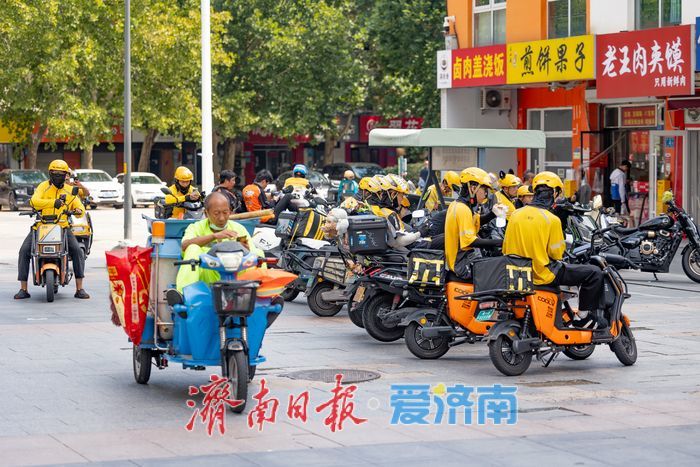 正午十点的民康里：高温炙烤下，步行街里的 “骑手港湾”