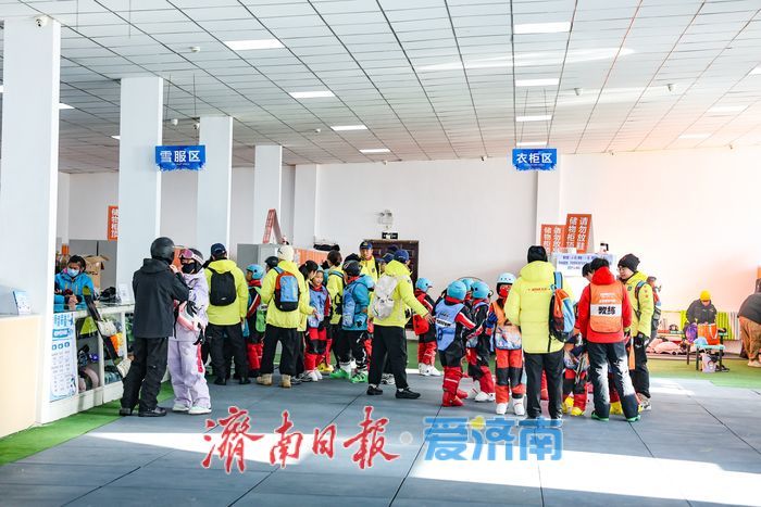 济南 “热雪” 沸腾！雪后滑雪场人气飙涨