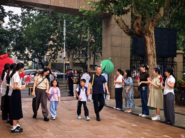 【你好 一年级】雏燕逐梦 红星启航 ——济南市历下区燕山小学举行2026级新生入学仪式