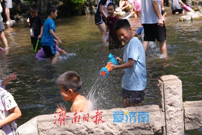 一年四季 泉在济南丨出伏高温天“加时” “清泉石上流” 戏水纳凉