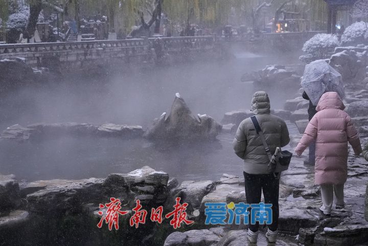 雪润泉城 护城河上演冬日仙境