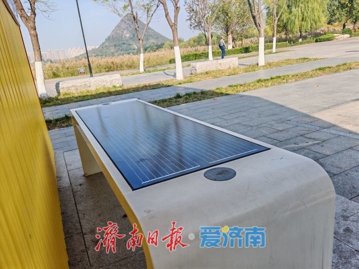 济南华山湖“阳光座椅”上线！太阳能充电赋能绿色游园