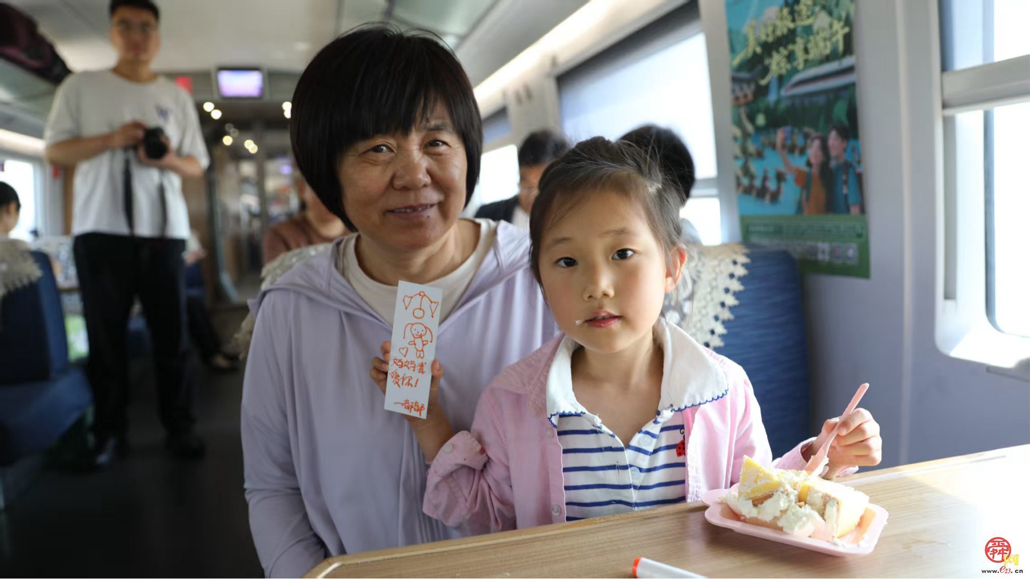 美好旅途“粽”享端午 高铁旅客沉浸式体验传统佳节