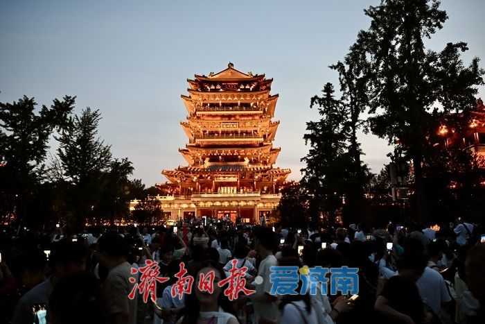 一年四季 泉在济南丨暑期周末“热力叠加” 大明湖超然楼成夜游磁极