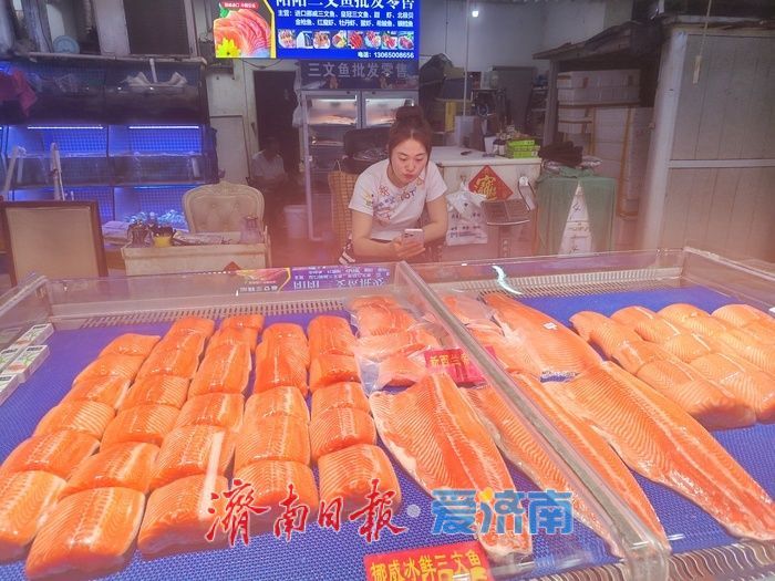 济南海鲜市场的“端午特写”：加班调休、逃离外卖、通宵重启……上班族在这里“偷得半日鲜”